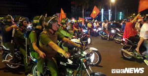 Cảnh sát trắng đêm cùng cổ động viên mừng chiến thắng của đội tuyển Olympic Việt Nam