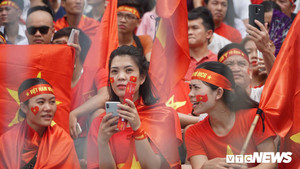 CĐV Thủ đô nhuộm đỏ sân Hàng Đẫy, hồi hộp chờ từng phút trận đấu Olympic Việt Nam - Olympic UAE