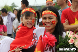 Cổ động viên náo nhiệt chuẩn bị lên sân bay đón đội tuyển Olympic Việt Nam
