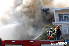 Quán bar ở Đà Nẵng bốc cháy dữ dội, khói cuồn cuộn kín trời