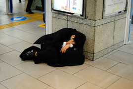 Lo sợ nhân viên quá áp lực, Nhật Bản lắp đặt hệ thống 'cấm' làm thêm giờ