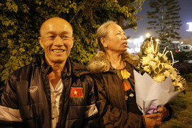 Bà nội cầu thủ Tiến Linh: 'Mỗi lần cháu ngã là mỗi lần bà đau'