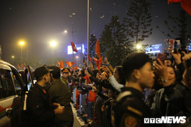 Người hâm mộ đứng dọc đường chào đón Đoàn thể thao Việt Nam trở về từ SEA Games 30