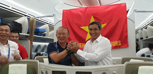 HLV Park Hang Seo 'tay bắt mặt mừng' HLV Mai Đức Chung trên siêu máy bay Boeing 787-10