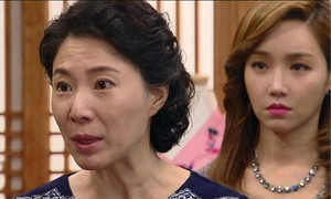 Thấy con dâu trang điểm, mẹ chồng quê mùa mỉa mai: 'Loè loẹt khác gì con tắc kè bán hoa!'