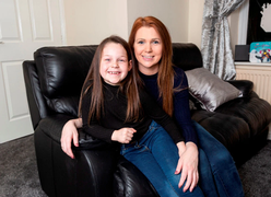 Bé 7 tuổi cứu mẹ thoát chết nhờ bắt chước hồi sức cấp cứu trên YouTube