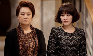 Mẹ giữ thẻ của anh trai để trừ nợ, chị dâu đắc chí ra mặt vì 'lương chồng trả tài khoản vợ'