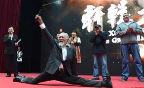 'Soái ca' sàn diễn 80 tuổi tiết lộ bí quyết cường tráng hơn cả thanh niên