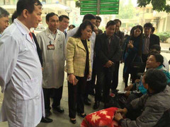 Thị sát Bệnh viện Bạch Mai: Bộ trưởng Y tế yêu cầu giảm thời gian nằm viện để giảm tải