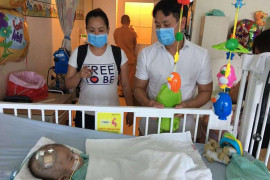 Bé trai Việt bị bỏ rơi giành giật sự sống nơi xứ người