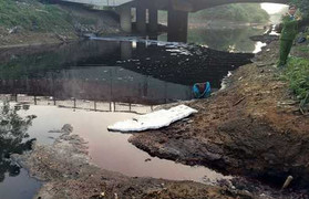 Xử phạt 5 doanh nghiệp hơn 1 tỉ đồng vì 'biến sông thành kênh xả thải'