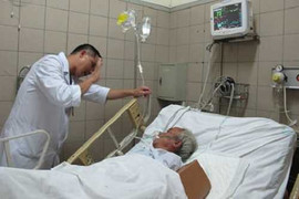 Hà Nội: Súc miệng bằng cồn bị ngộ độc suýt chết