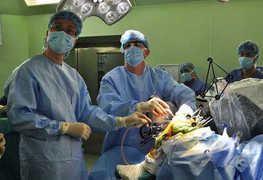 Nhờ robot thay khớp gối, bệnh nhân đi lại ngay sau mổ