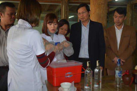 Hà Nội tuyên chiến rượu độc: Phát hiện 6 chum rượu không nhãn mác tại một nhà hàng