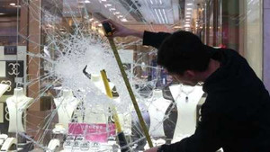 Liều lĩnh đập tủ cướp nhẫn kim cương hơn nửa triệu USD giữa ban ngày