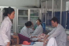 Uống vài chén rượu methanol ở Pháo Đài Láng, thầy giáo nước ngoài nguy kịch