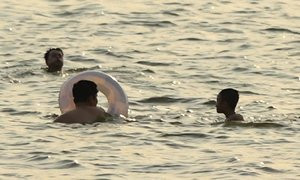 Video: Nhiều người dùng phao tự chế tắm giải nhiệt ở hồ Tây 'chống chọi' với thời tiết nắng nóng