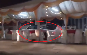 Clip: Ô tô lao như bay qua rạp đám cưới, người dân bỏ chạy toán loạn