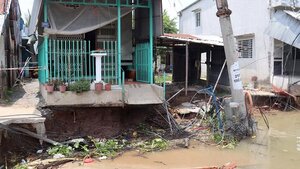 Video: Người dân Cần Thơ hoảng loạn chạy sạt lở trong đêm