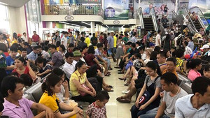 Video: Du khách chen lấn mua vé lên tàu ra vịnh Hạ Long