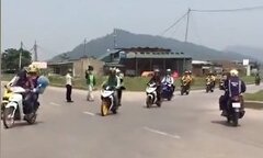 Clip: Nhóm phượt thủ nối đuôi nhau qua ngã tư với tốc độ cao