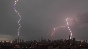 Video: Những tia chớp dọc ngang bầu trời như phim viễn tưởng