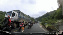 Clip: Đoàn phượt thủ lấn làn suýt đâm trực diện ô tô