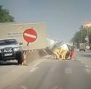 Clip: Ô tô bị container húc bay qua giải phân cách khi chờ đèn đỏ