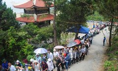 Video: Hàng chục nghìn lượt người đến viếng mộ Đại tướng Võ Nguyên Giáp dịp nghỉ lễ 30/4