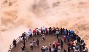 Clip: Du khách liều mạng đứng xem dòng nước dữ như 'quái vật'