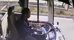 Clip: Tài xế mải xem điện thoại, xe buýt đâm sầm vào xe chở thóc