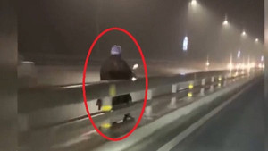 Clip: Xe máy ngang nhiên chạy ngược chiều trên cầu Nhật Tân