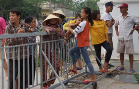 Video: Dân bức xúc vì bị chặn đường ra biển Hải Tiến