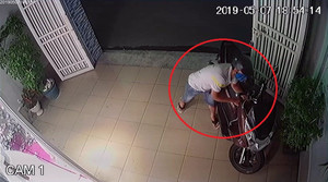 Clip: Trộm vào tận nhà đang có chủ, bẻ khóa cuỗm xe máy trong chớp mắt