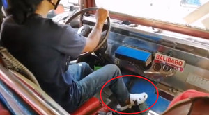 Clip: Cao thủ lái xe sở hữu kĩ năng 'thượng thừa' khi sang số bằng chân