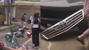 Clip: Hiện trường nữ tài xế lùi xe Camry cán chết người đi xe máy ở Hà Nội