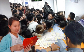 Thi chứng chỉ ngoại ngữ phục vụ biên chế: Giám thị làm bài luôn cho thí sinh