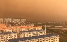 Video: Ô nhiễm không khí, bầu trời ở thành phố của Trung Quốc chuyển màu cam