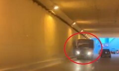 Clip: Tài xế xe tải bất chấp nguy hiểm chạy ngược chiều tại hầm chui ở Hà Nội
