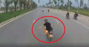 Clip: Phẫn nộ nam thanh niên đánh võng trước đầu xe tải, thách thức tài xế