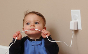 Quên không rút sạc điện thoại, bà mẹ hại chết con gái 2 tuổi