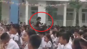 Video: Cô giáo mang bầu đi lại quạt mát cho học trò dưới sân trường