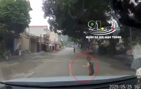 Clip: Bé trai bất ngờ lao ra trước đầu ô tô khiến tài xế thót tim
