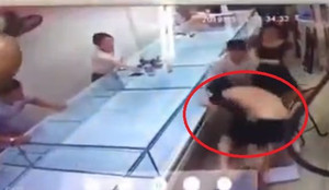 Clip: Thanh niên ngáo đá xông vào cướp 3 khay nhẫn cưới, bị đánh nằm bẹp xuống sàn