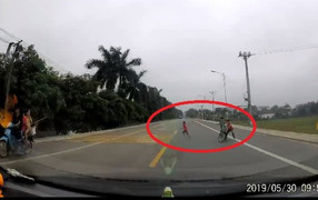 Clip: Thót tim cảnh bé trai băng qua đường suýt lao vào đầu ô tô