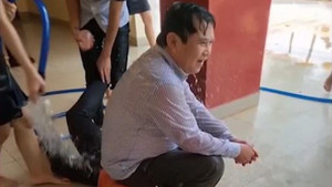 Video: Thầy hiệu trưởng bị học sinh dội nước, kéo lê trên sàn mừng tốt nghiệp