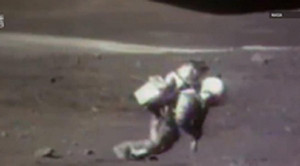 Video: Những cú ngã 'sấp mặt' trên Mặt Trăng của các nhà du hành