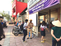 Clip: CSGT đến tận cổng trường tặng nước cho từng thí sinh