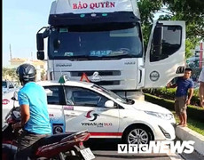 Clip: Xe container húc, ủn xe taxi cả chục mét tại Đà Nẵng