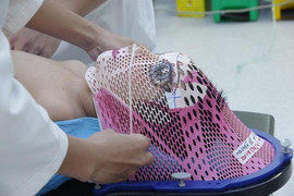 Video: Chiếc mặt nạ đặc biệt của bệnh nhi ung thư